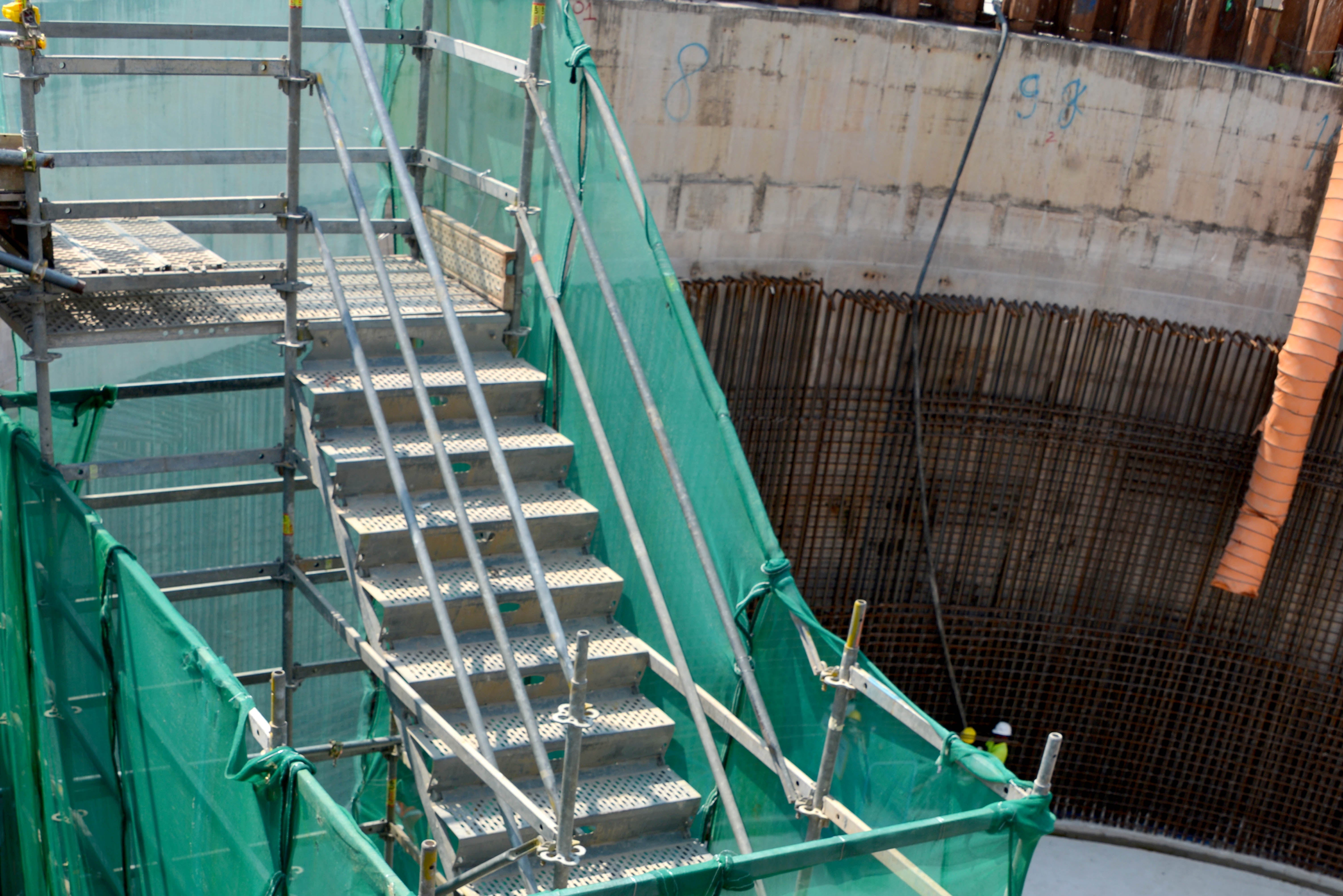 7.2m high PERI UP staircase to access to the bottom of the chamber