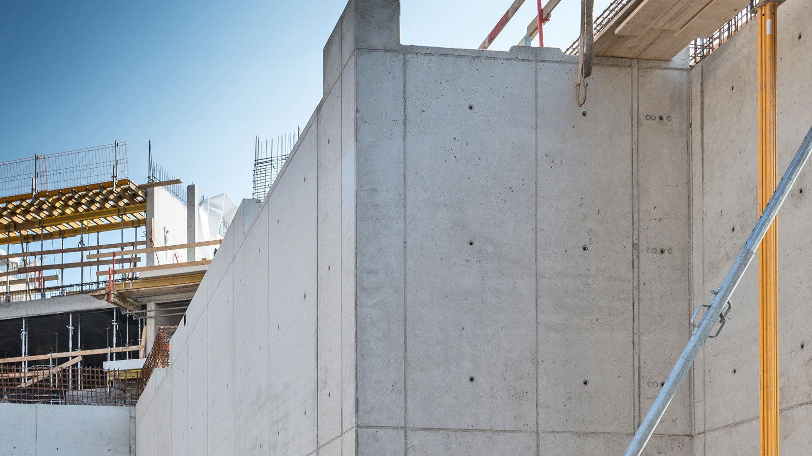 Regularny układ połączeń oraz otworów po ściągach deskowania MAXIMO dla ścian widokowych sali balowej