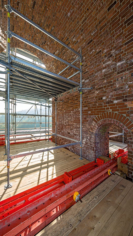 Das projektspezifisch maßgeschneiderte Tragwerk innerhalb der jeweils 3,50 m spannenden Brückengewölbe wird mit mietbaren PERI VARIOKIT Systembauteilen gebildet.