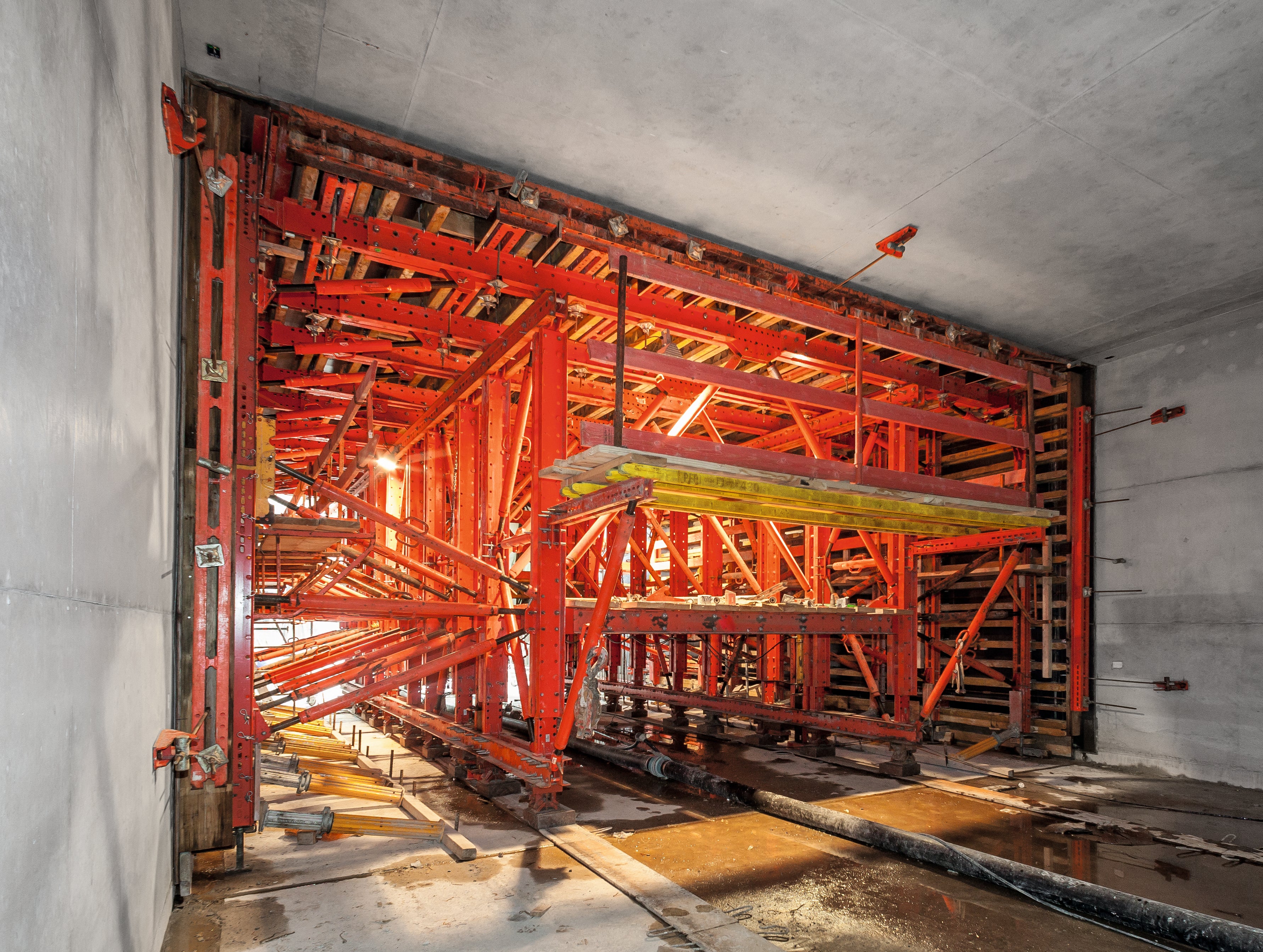 Le portique de coffrage de tunnel VTC permet des solutions sur mesure avec une utilisation optimisée des matériaux pour la construction de tunnels à ciel ouvert et de tunnels miniers. Grâce aux éléments du système VARIOKIT disponibles à la location, les sections variables du projet peuvent être réalisées facilement et à moindre coût, avec des temps de modification réduits.