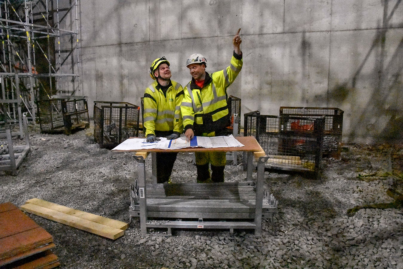 Monteringsbas Pawel i dialog med vår formann Bård