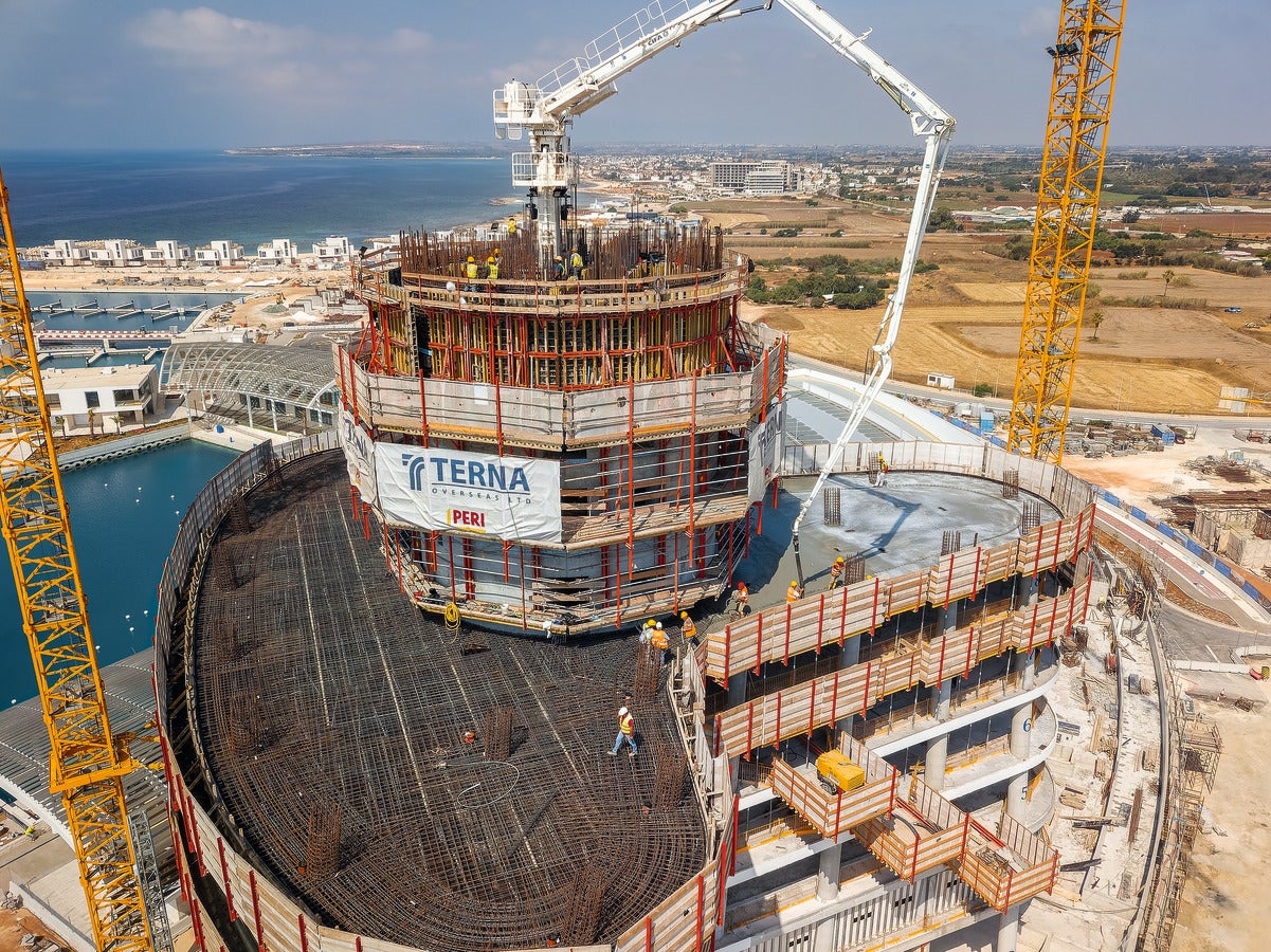 Wir legen großen Wert auf die Qualität unserer Produkte und Services. Daher sind unsere internen Unternehmensabläufe nach dem Qualitätsmanagement-System EN ISO 9001 organisiert. Dies schafft die Basis für den hohen Entwicklungsstandard und die bestmögliche Qualität des PERI Materials. 