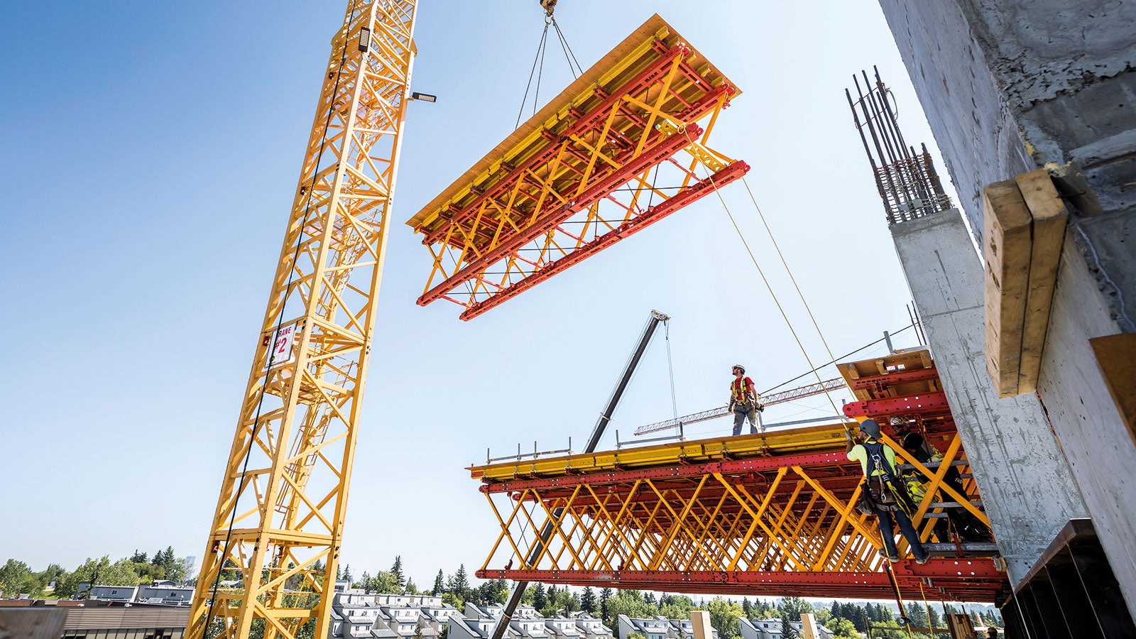 使用VRB桁架与平台部分组装成VRB悬臂单元，用于浇筑四层楼以上9米的悬挑结构。