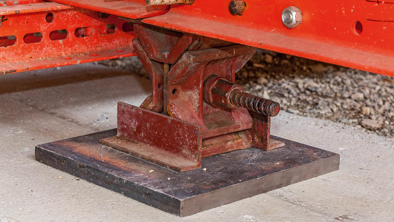 Mittels Absenkkeil konnte die Gewölbeschalung problemlos ausgeschalt werden.