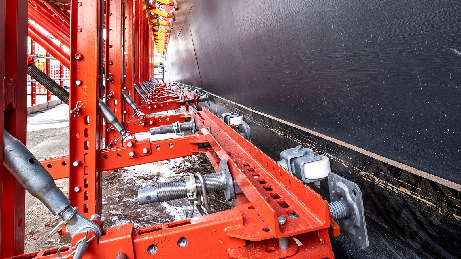 The pressure rollers run on a formlining that protects the coated steel structure. Adjustable<br/>pressure rollers make it possible to pass over stiffeners