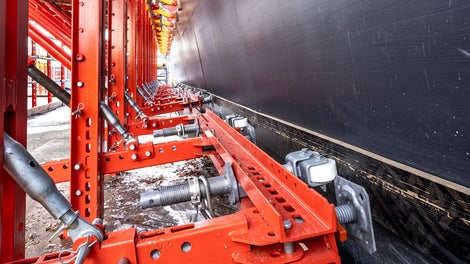 The pressure rollers run on a formlining that protects the coated steel structure. Adjustable<br/>pressure rollers make it possible to pass over stiffeners