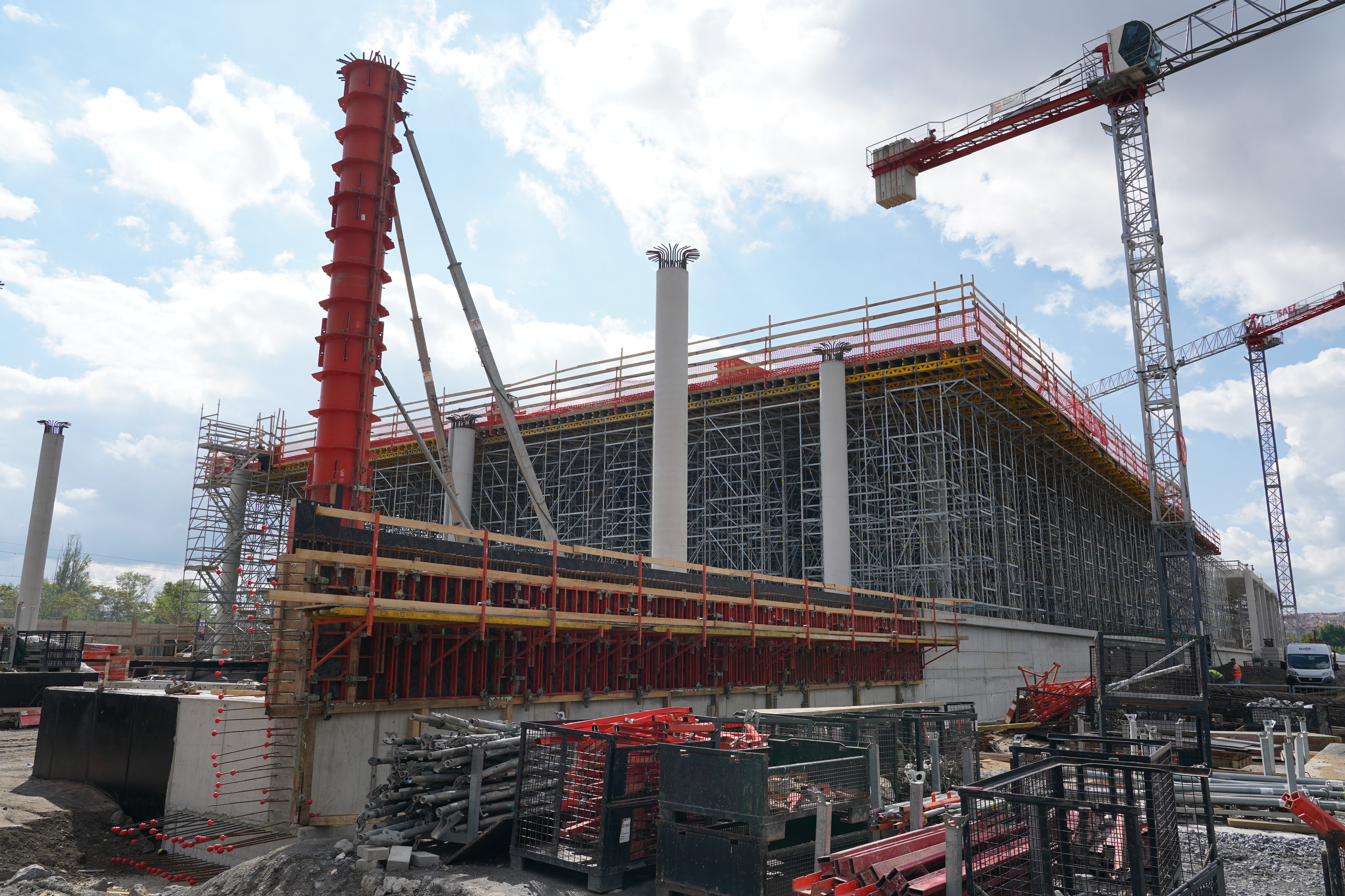 Systém bednění DOMINO byl využit k zajištění výstavby čela stropních desek tl 80 cm, na základy a opěrné stěny