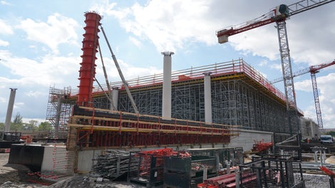 Systém bednění DOMINO byl využit k zajištění výstavby čela stropních desek tl 80 cm, na základy a opěrné stěny