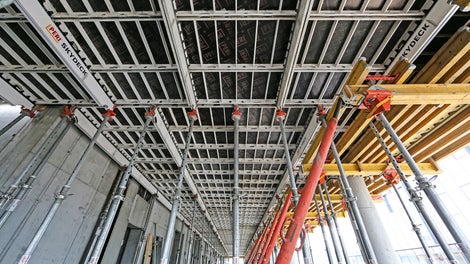 System SKYDECK jako deskowanie stropowe, stoliki stropowe UNIPORTAL jako deskowanie belki obwodowej.