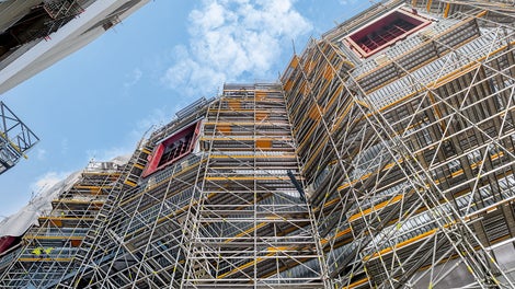 For the power plant construction in Eemshaven, the industrial scaffold system PERI UP has clearly demonstrated its flexibility and adaptability.