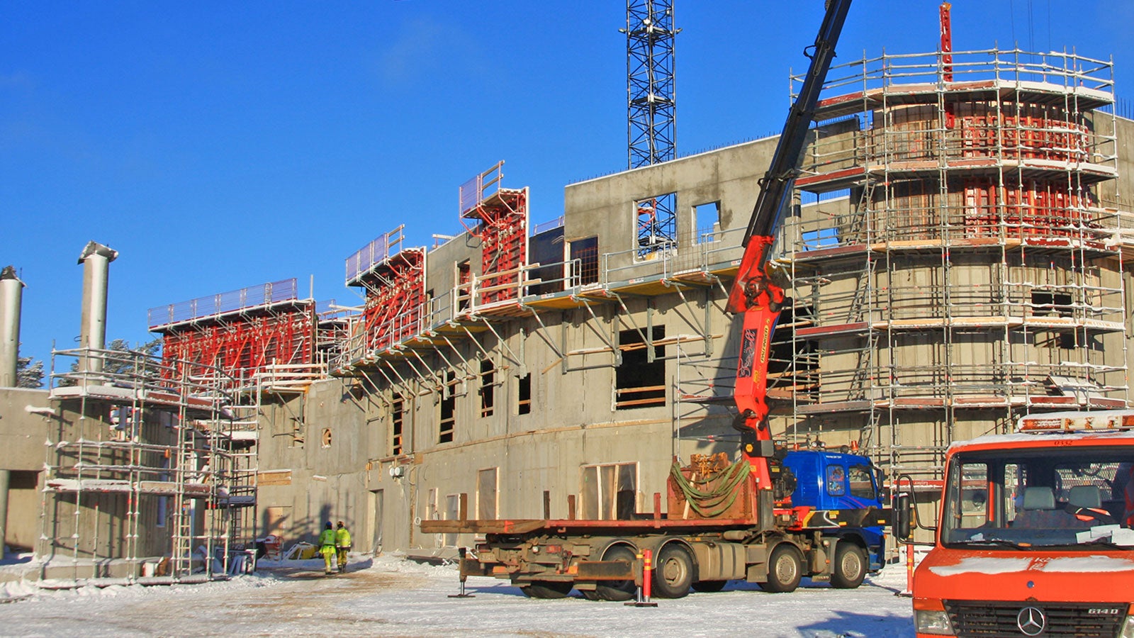 FB 180 -niveltyötasot tukemassa yhdeltä puolelta asennettavia MAXIMO-seinämuotteja.