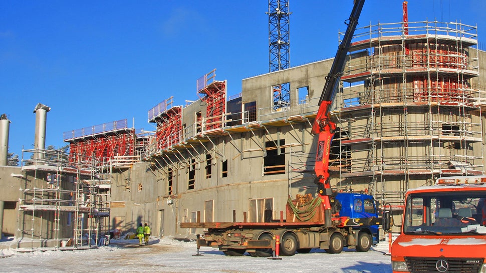 FB 180 -niveltyötasot tukemassa yhdeltä puolelta asennettavia MAXIMO-seinämuotteja.