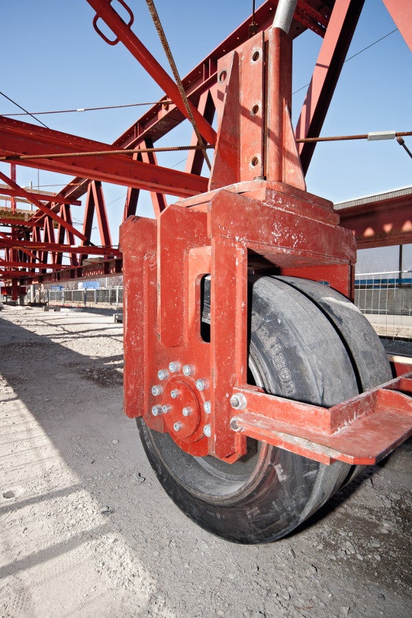 Na KMT se zavěsily koncové podpěry ST-A4 a s využitím hydraulického navijáku byla celá konstrukce pojezdem po mostě přesunuta do následující pracovní pozice nad další mostní pole.