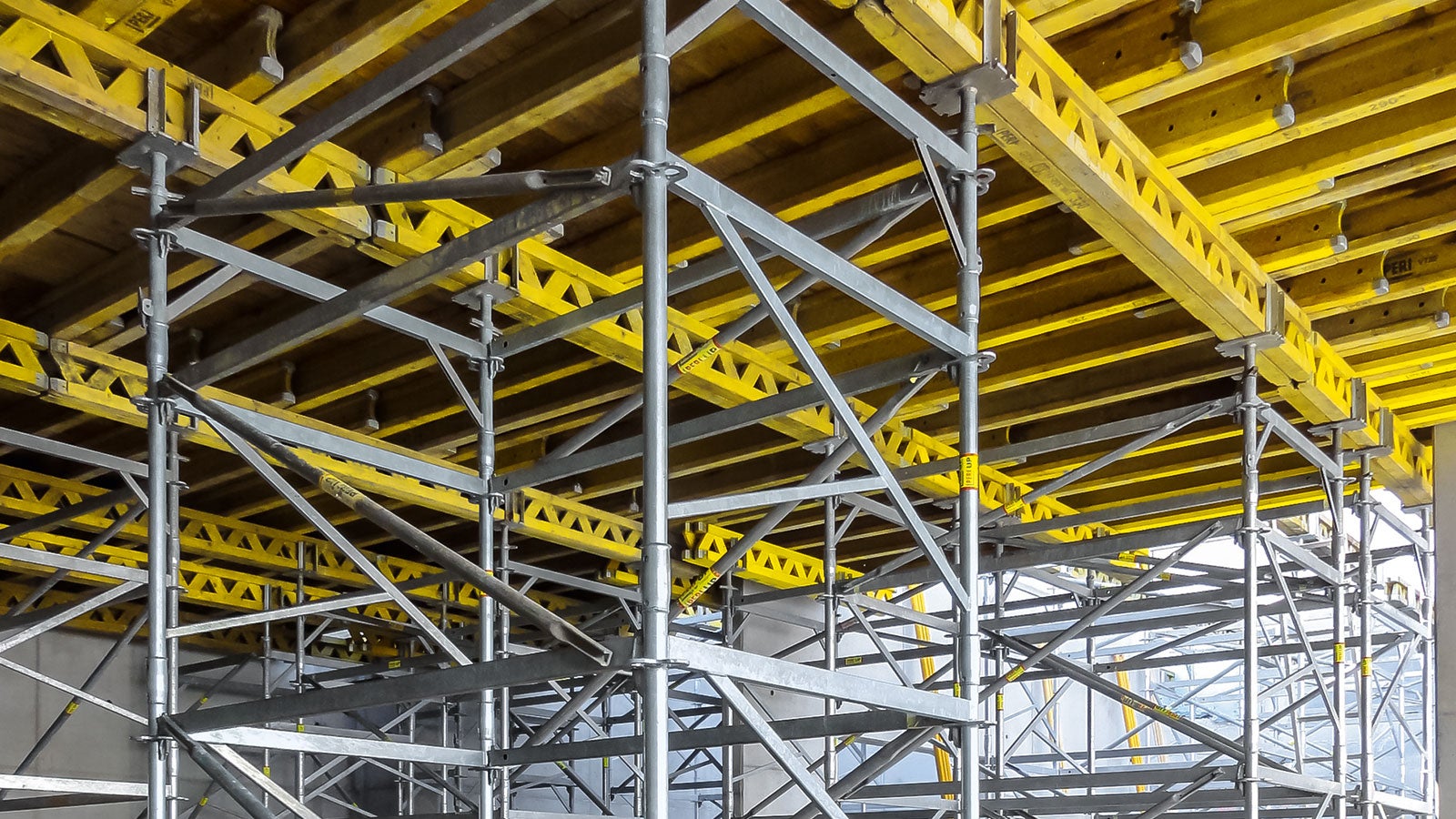 Shoring towers for the transfer of high loads can be assembled in lightweight individual parts with the PERI UP modules. Due to the stable anchoring of the ledgers and decks, the pre-assembled parts can by moved completely by crane. 