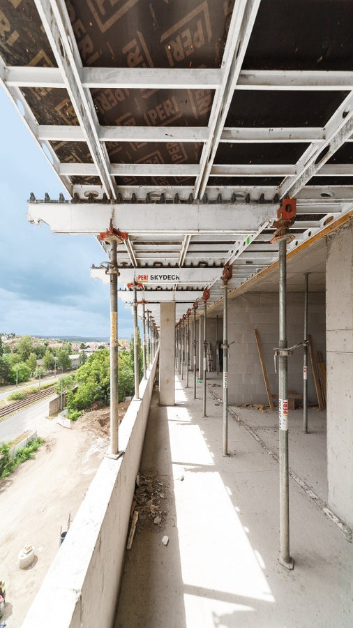 Stropy téměř všech objektů tvoří bezprůvlakové desky v pravidelném půdorysu o tloušťce 200 mm a 250 mm, které jsou ideální pro nasazení lehkých panelů hliníkového stropního bednění SKYDECK.