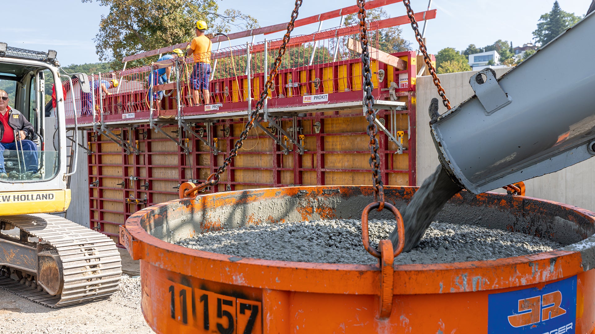 Das JR-Baustellenteam stellt die Schutzwand im Pilgerschrittverfahren her – die Regeltaktlängen betragen dabei 10 m, die Wandhöhen variieren zwischen 2,50 m und 4,10 m.
