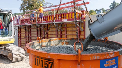 Das JR-Baustellenteam stellt die Schutzwand im Pilgerschrittverfahren her – die Regeltaktlängen betragen dabei 10 m, die Wandhöhen variieren zwischen 2,50 m und 4,10 m.