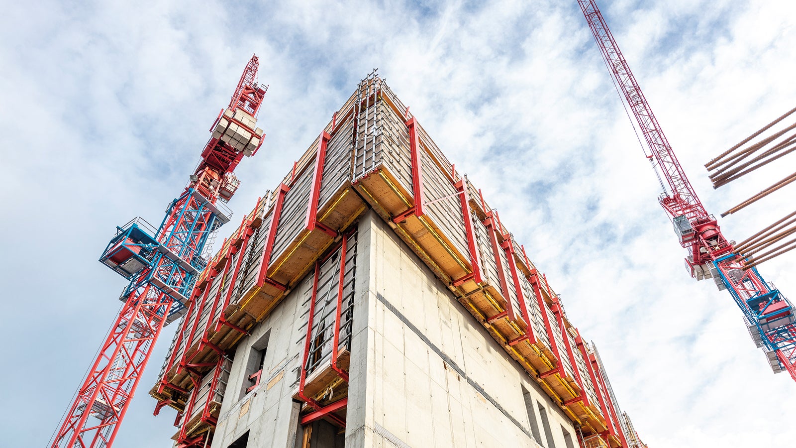 Frankfurdi horisondil kõrgub uus, 190 m kõrgune pilvelõhkuja, mis kannab nime ONE by CA Immo. 33. korrusel asetseva konsooli pärast meenutab hoone arhitektuur numbrit “1”, mis sisaldub ka pilvelõhkuja nimes.