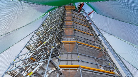 使用PERI UP Flex模块化脚手架系统的水平连接横杆，在192米至243米的高空区域，环绕塔尖搭建脚手架，脚手架受力性能合理、可靠。安装防护栏也十分简，不需要复杂耗时的扣件。