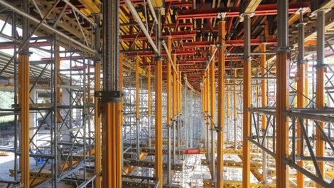 Podparcie z wykorzystaneim systemu PERI MULTIPROP na poziomie skarpy.