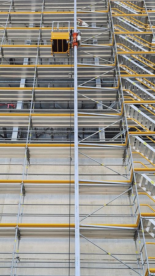 The newly introduced STS 300 Scaffold Transport System with removable and stackable baskets optimises working procedures for scaffolding projects. Visitors to the PERI exhibition hall were able to experience first-hand how the transport system works. 