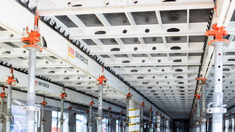 SKYDECK, de aluminium vloerbekisting van PERI, is uitgerust met een valkopsysteem.