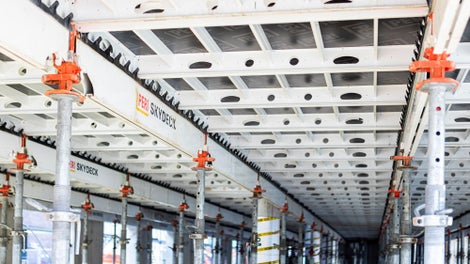 SKYDECK, de aluminium vloerbekisting van PERI, is uitgerust met een valkopsysteem.