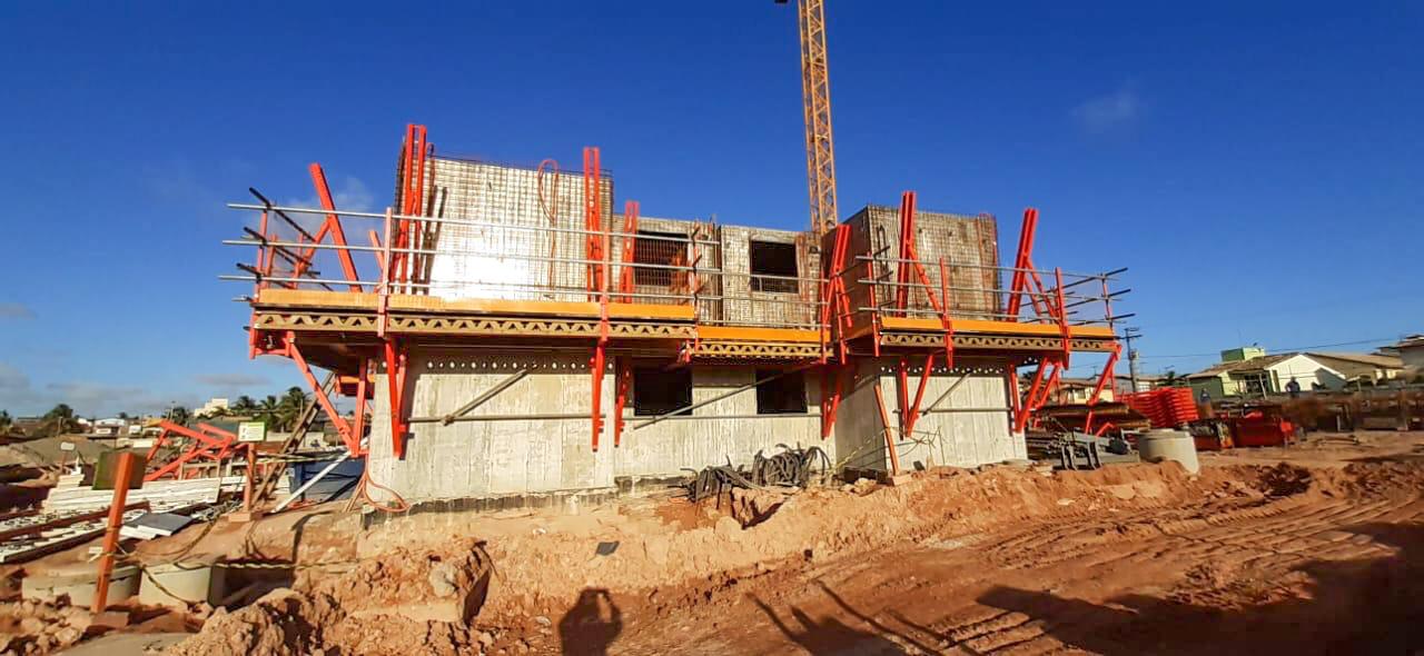 O UNO+ é uma solução mais econômica, produtiva e prática. Ele possui praticidade com apenas duas barras de ancoragem, facilidade com a tecnologia de ancoragem cilíndrica e economia, pois dispensa o uso de consumíveis.