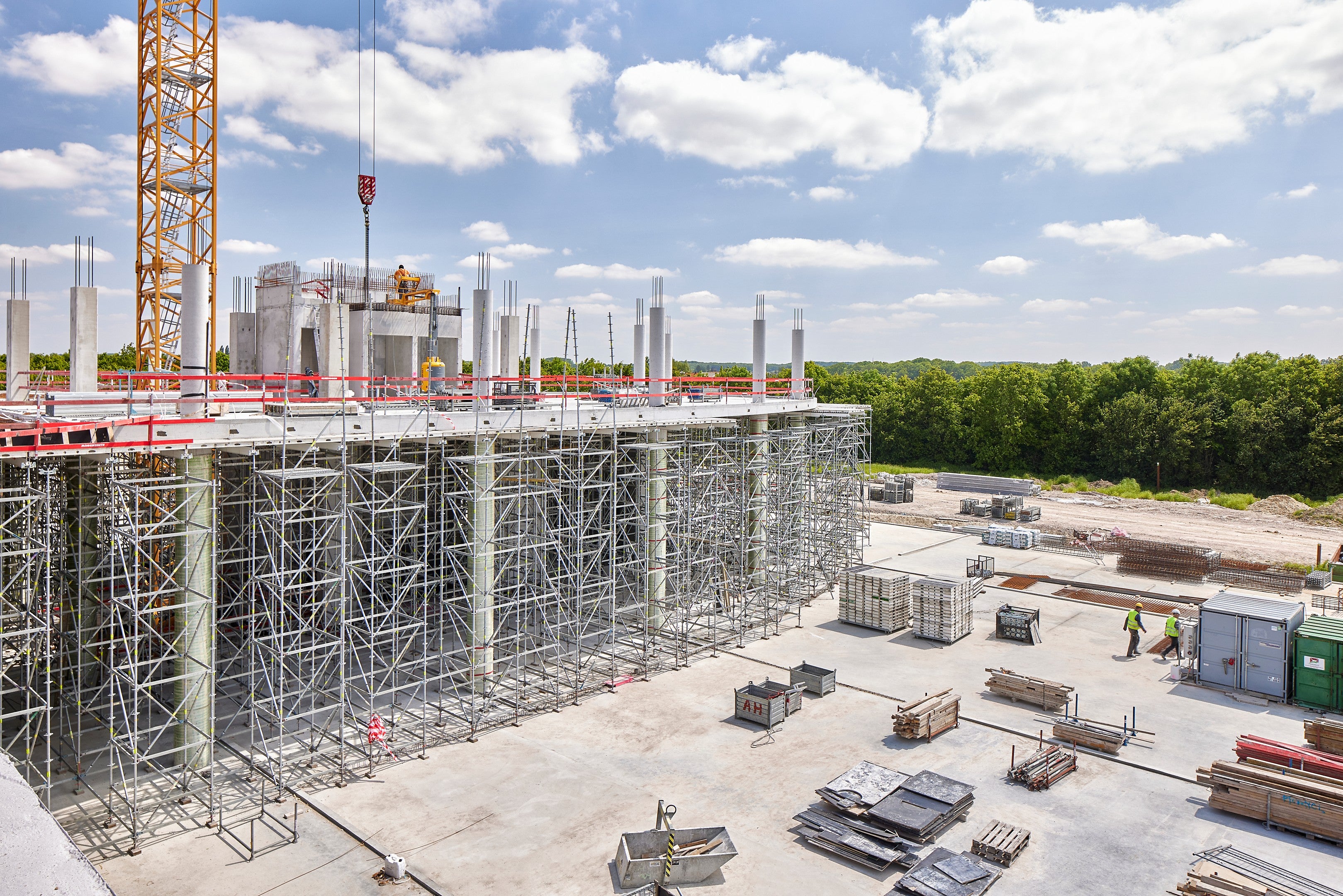 Gezien de grote hoogte tot 8,81 m werd geopteerd om PERI SKYDECK vloerbekisting te combineren met PERI UP Flex als ondersteuning