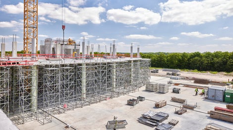 Gezien de grote hoogte tot 8,81 m werd geopteerd om PERI SKYDECK vloerbekisting te combineren met PERI UP Flex als ondersteuning