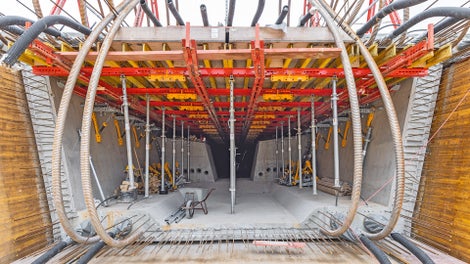 Für die nachfolgende Herstellung der Trogdecke sorgt die Deckenschalungseinheit mit Schubladenprinzip.