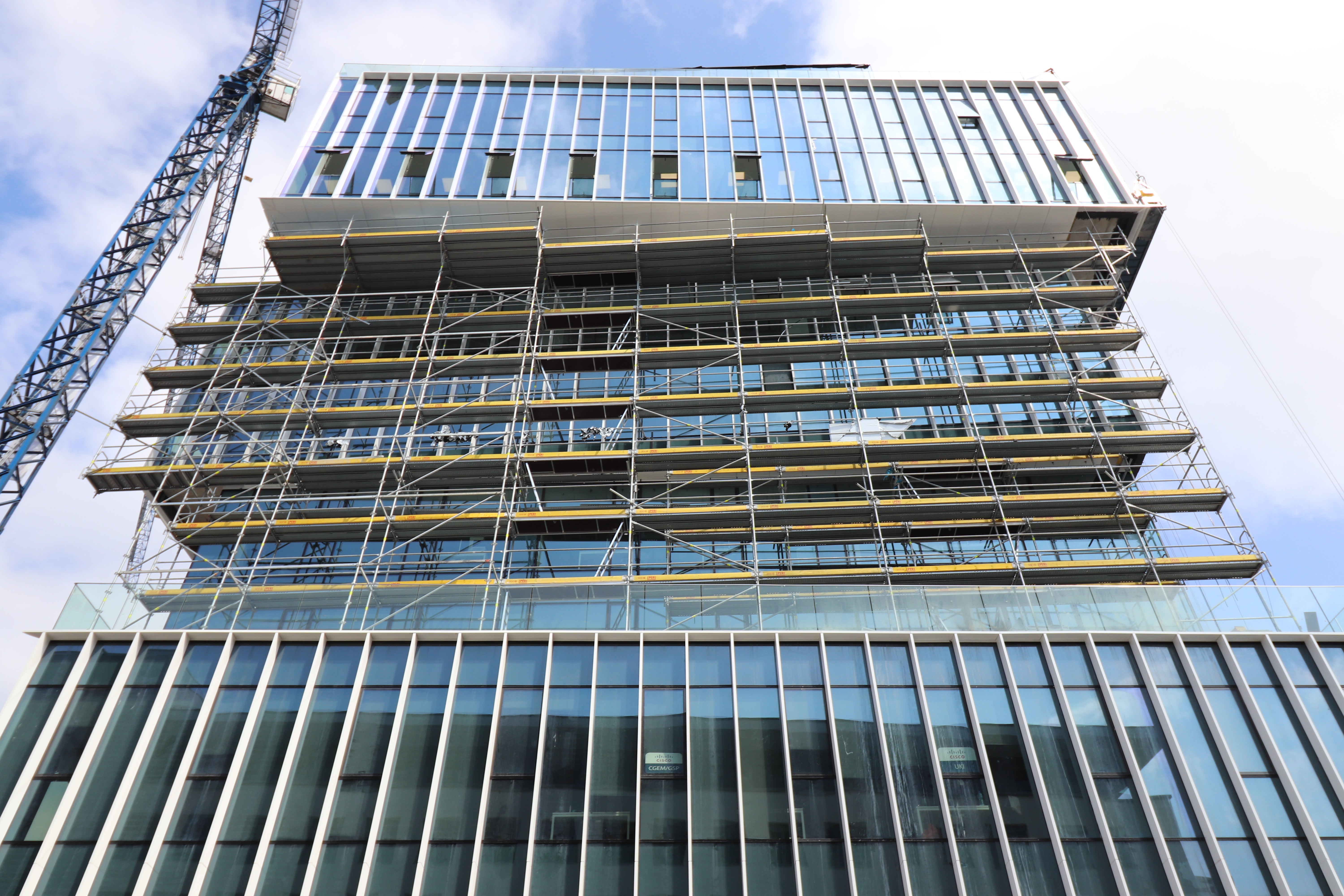 Леката система фасадно скеле PERI UP Easy улеснява работата на височина