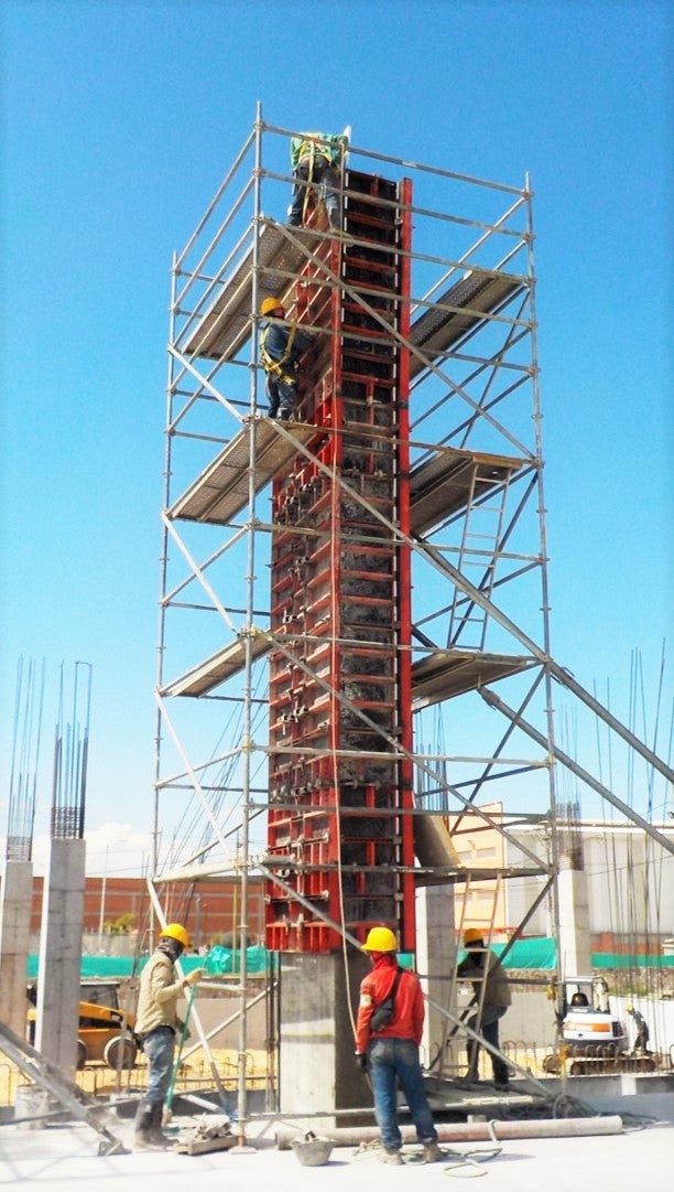 Nuestro encofrado Liwa permite realizar columnas de secciones variables y alturas importantes debido a su gran capacidad de presión de vaciado.