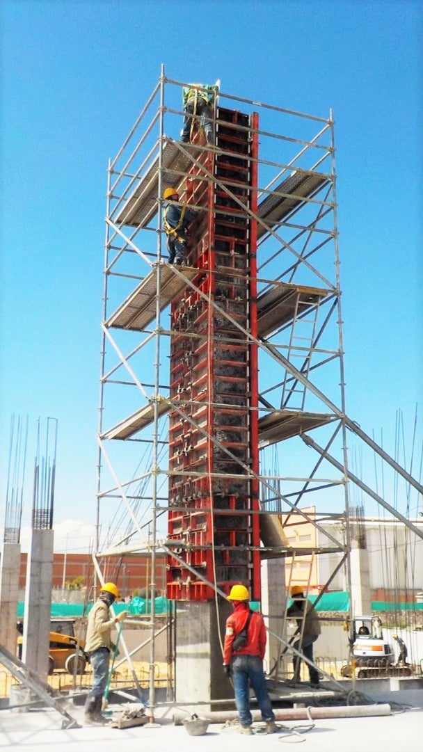 Nuestro encofrado Liwa permite realizar columnas de secciones variables y alturas importantes debido a su gran capacidad de presión de vaciado.