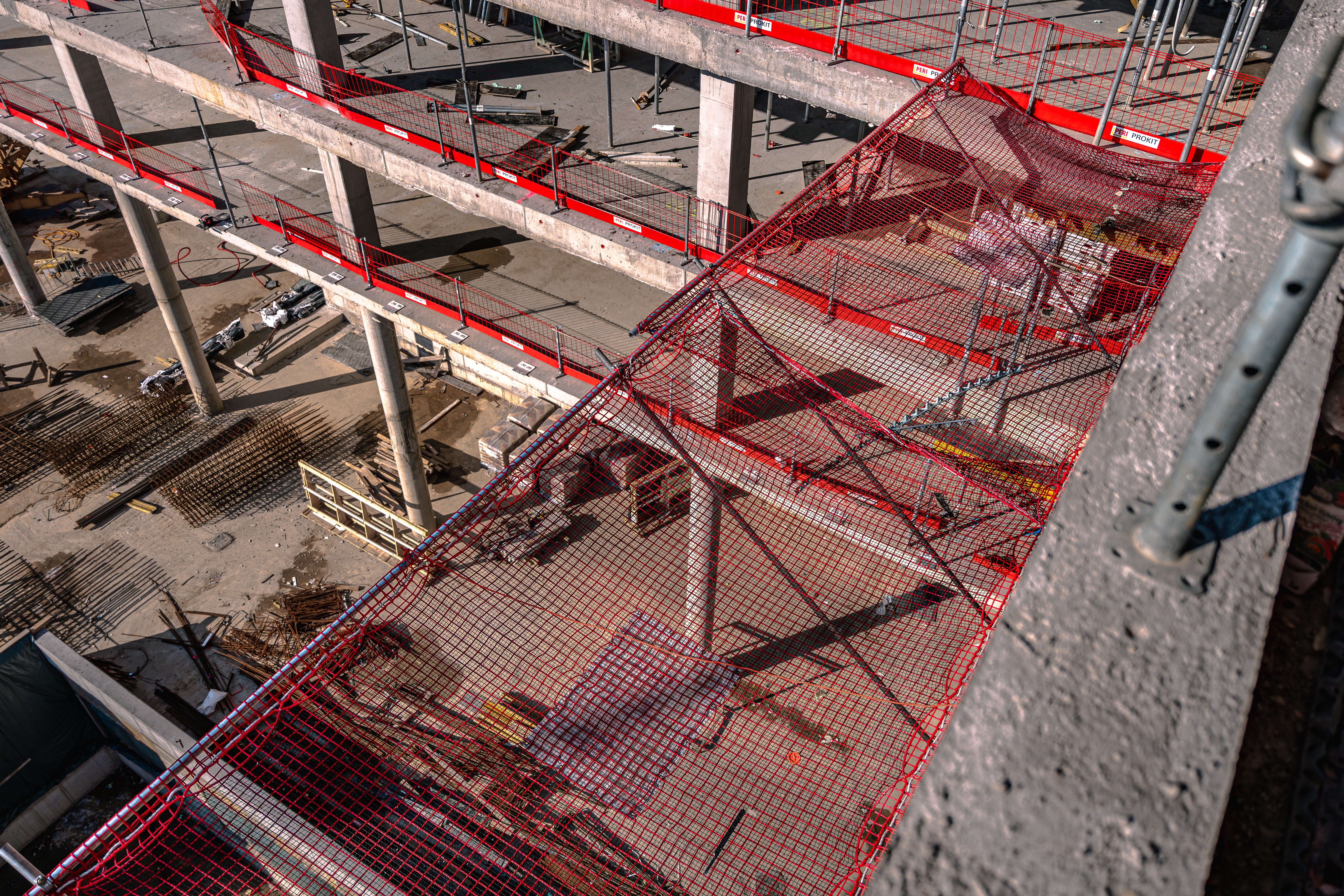 Инсталирани предпазни парапети PROKIT и мрежи за обезопасяване на работните зони.