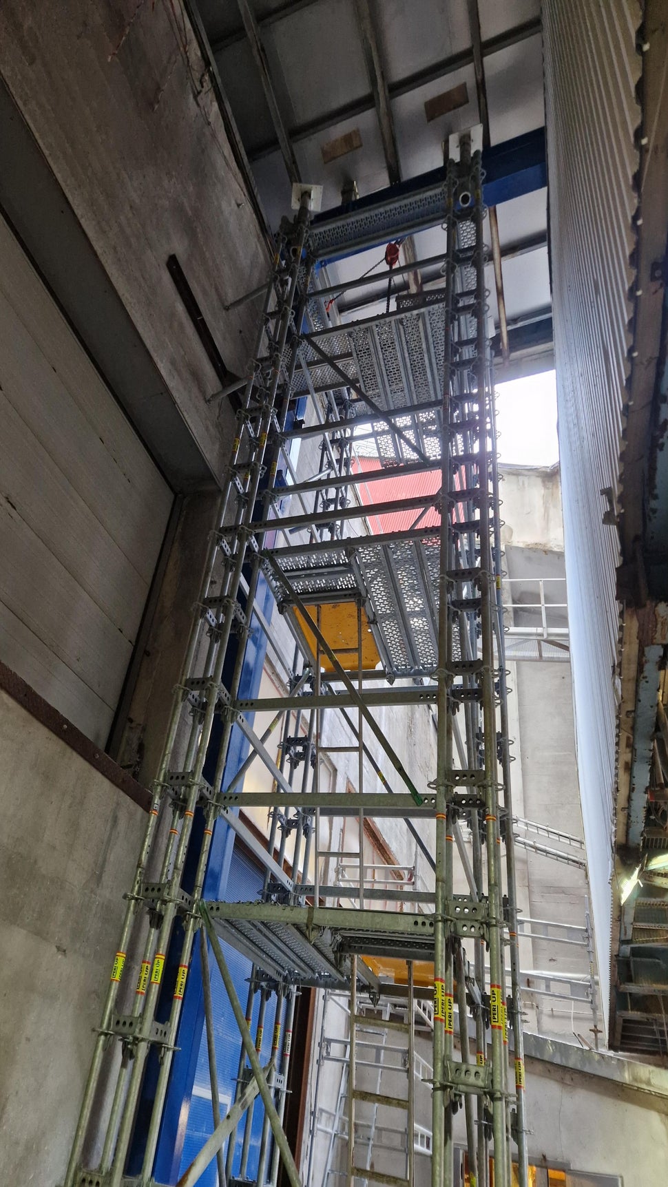 Vi understemplet og bygget ble jekket opp for å gjøre plass til ny bærende stålkonstruksjon