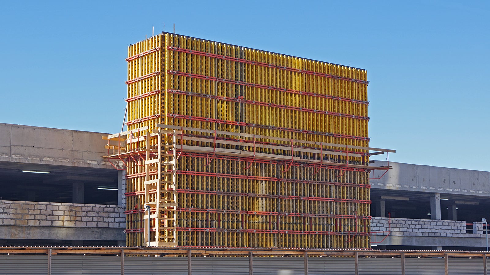 Укрупненные опалубочные карты высотой 13 м соединены вставкой VKZ 99, что позволило проводить монтаж карт единым элементом.