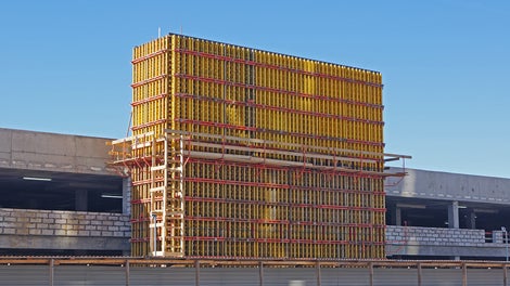 Укрупненные опалубочные карты высотой 13 м соединены вставкой VKZ 99, что позволило проводить монтаж карт единым элементом.