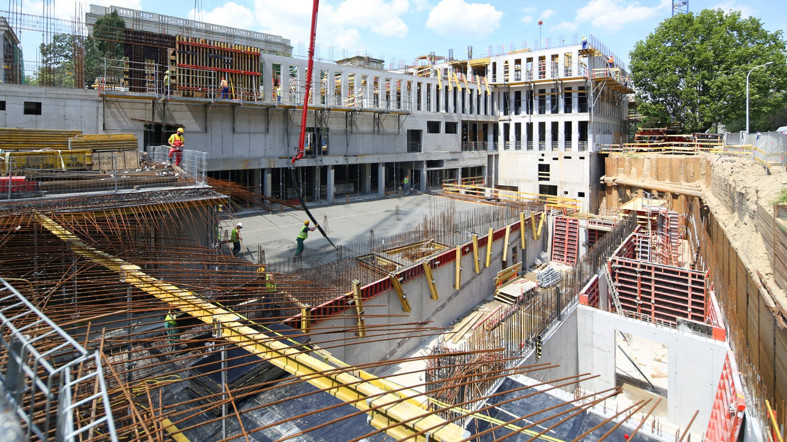 Systemy deskowań PERI sprawdziły się doskonale zarówno przy realizacji kondygnacji podziemnych kompleksu, jak i naziemnych.