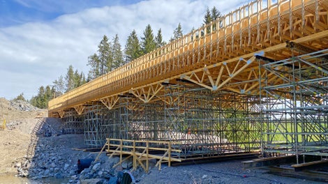 Tällä siltatyömaalla on ensimmäistä kertaa käytössä aikaa ja rahaa säästävä tuentatekniikka. PERI Suomen ja keiteleläisen Sepa Oy:n yhteistyönä kehitetyn ratkaisun ansiosta sillan kuormitukset saa jaetuksi entistä hallitummin tuille ja niiltä edelleen pehmeään pohjamaahan.