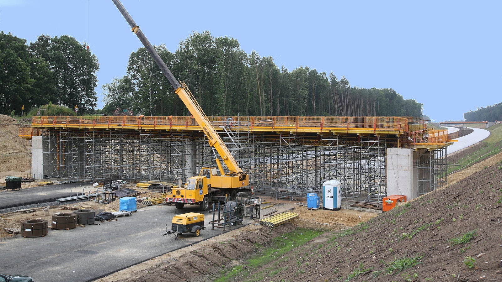Zabezpieczenie każdej krawędzi przy użyciu łatwego w montażu systemu zabezpieczeń PERI PROKIT EP.