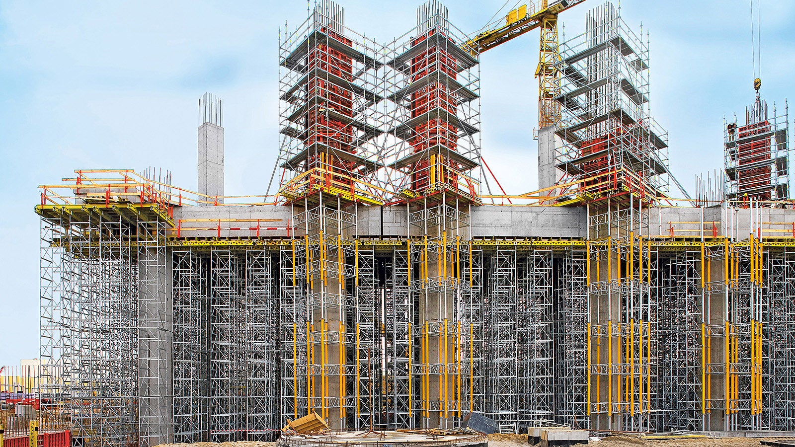 The 1.40 x 1.40 m column cross-sections were formed with TRIO. For the reinforcement work and forming operations, PERI UP reinforcement scaffold – supported on MULTIPROP towers – provide maximum safety.
