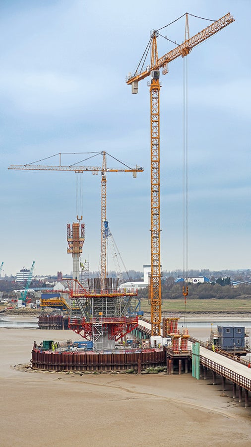 PERI’s planning also took into consideration the cost-effective use of materials: The SB Brace Frames were used for bracket-type pylon extensions as well as the pier heads on the foreland bridges.