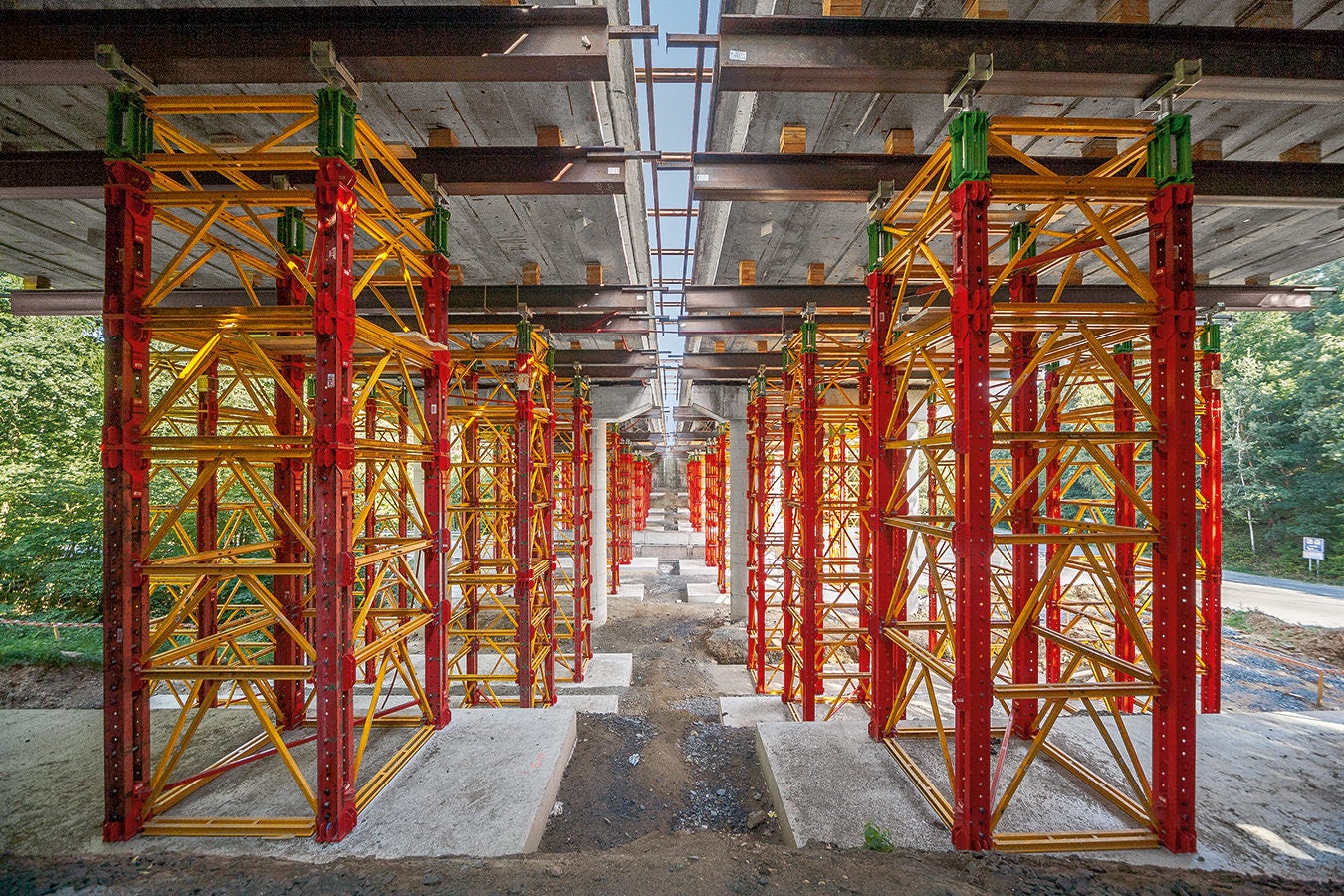 Capacité portante élevée : les tours d'étaiement VST pour charges lourdes sur la base d'éléments standards de la gamme VARIOKIT permettent de reprendre en toute sécurité jusqu'à 700 kN par pied. <br/>