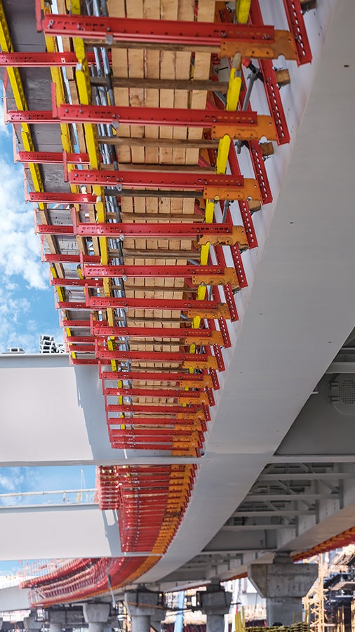 Консоль из системных элементов VARIOKIT в процессе бетонирования проезжей части моста.