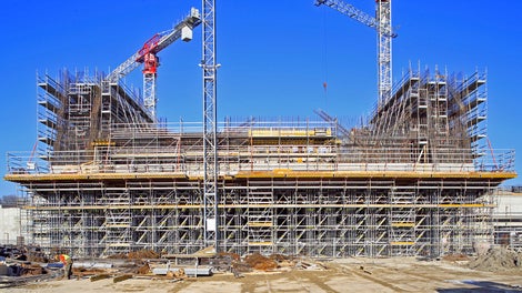 As grandes alturas das salas e as inúmeras compensações nas paredes e lajes exigiam muito do ajuste geométrico das estruturas de suporte.