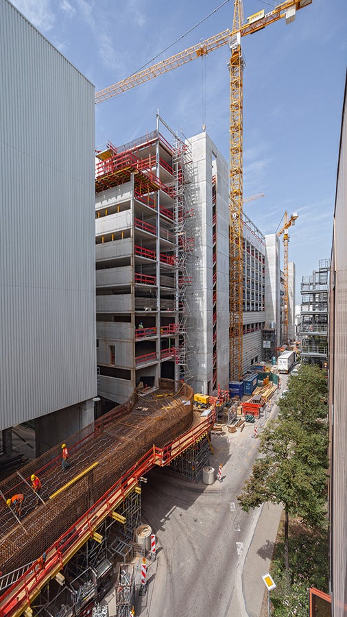 Die Einhaltung der knappen Bauzeitvorgabe bei laufendem Werksbetrieb stellte hohe logistische Anforderungen an die Bauverantwortlichen.