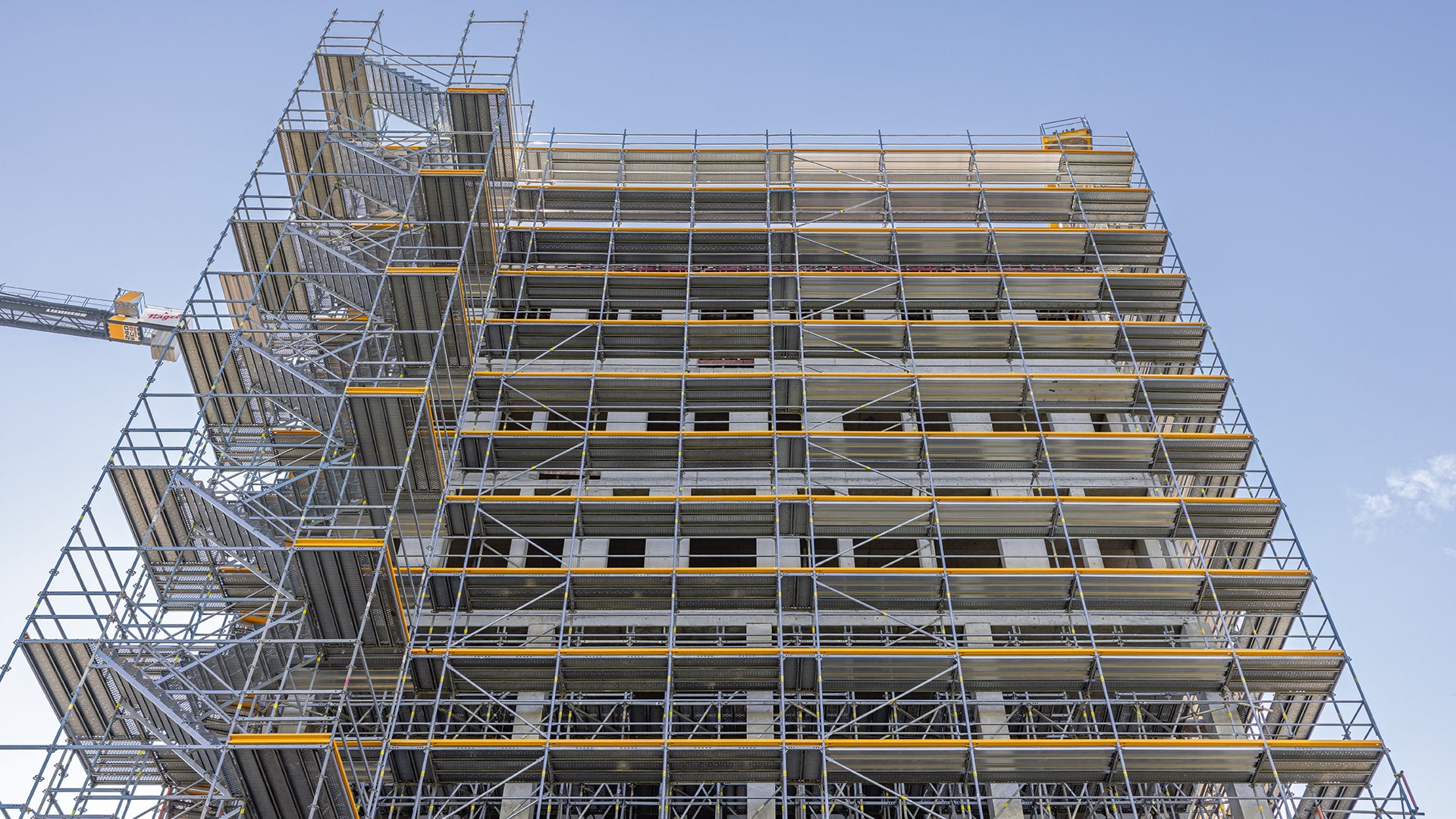 Pro Büroturm sind rund 5.000 m² PERI UP Fassadengerüst im Einsatz. Der Easy Stiel erlaubt dabei sicheres Arbeiten mit vorlaufendem Innen- und Außengeländer sowie den einfachen Anbau von Konsolen und außenliegenden Treppenzugängen.