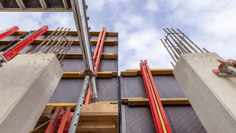 Die RCS Kletterschutzwand umschloss die jeweils oberen Geschosse des Hochhauses lückenlos und sicherte das Personal zu jeder Zeit gegen Absturz und starken Wind.