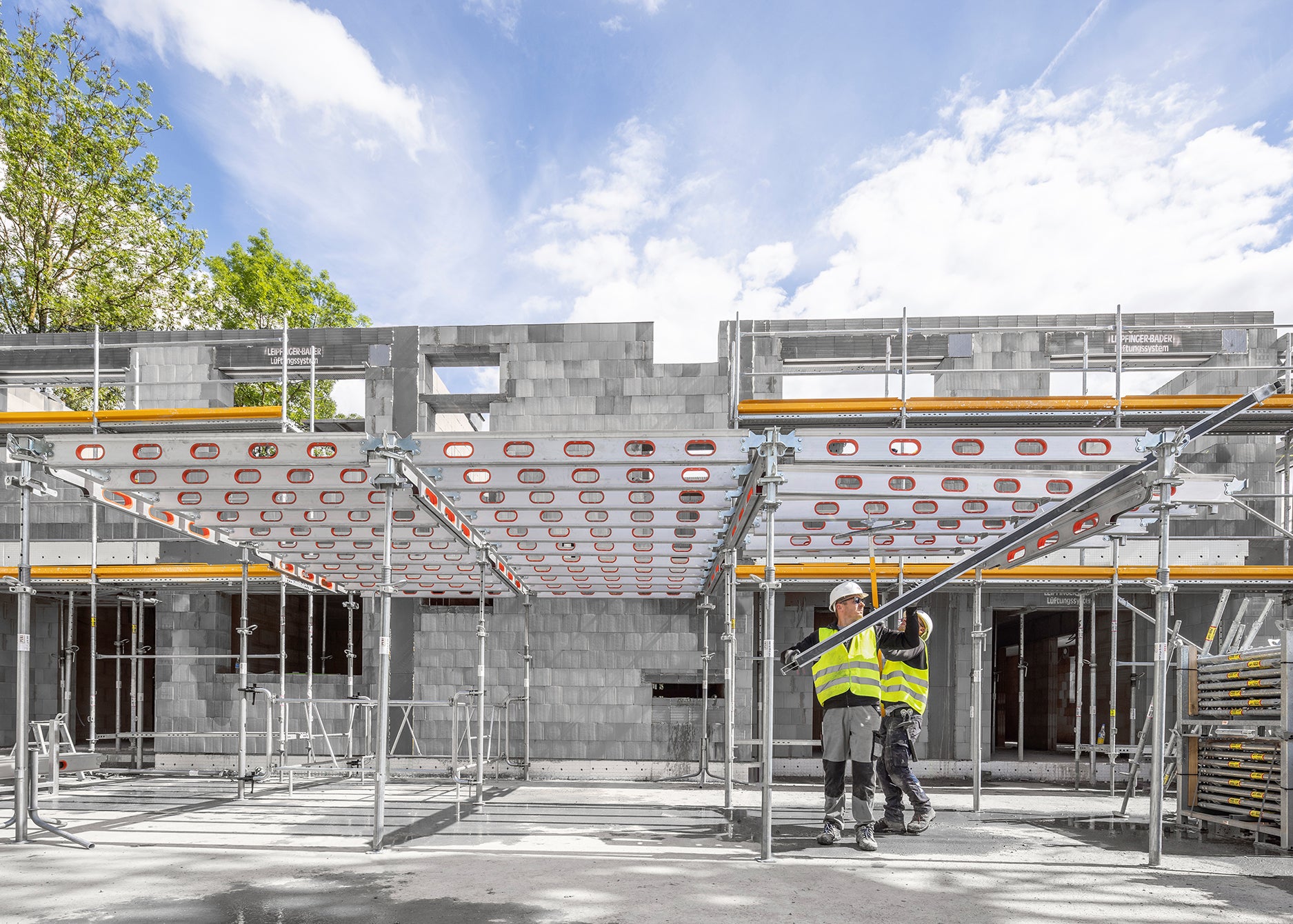 SKYFLEX, the innovative imperial 8’x8’ grid beam formwork system, enables efficient and secure formwork operations while optimizing safety. SKYFLEX delivers unmatched flexibility and speed. 
